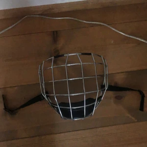 Jofagaller M - Ett väldigt fint jofagaller i storlek medium. Gallret är chromfärgat och är i väldigt bra skick. Buden startar på 1000kr. Köparen står för frakten. 