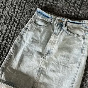 skit fin jeans kjol från hm, som inte kommit mycket till användning för att jag har två  i stl 32/34