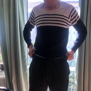 Tiger of Sweden tröja strl M/L - Väldigt mysig och stilig Tiger of Sweden tröja med crewneck. Orginalpris 1199kr. Bra skick och knappt använd. Säljs då det inte är min stil längre. Storleken är L men funkar bra som M också beroende på kroppsform. Modell är 187cm