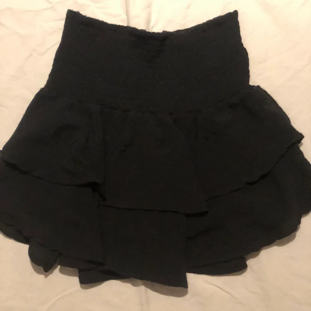 Trendig svart volang kjol i storlek xs/s köpt för 300kr men säljs för 150kr den går även att använda som en söt topp🫶🏻. Kjolar.