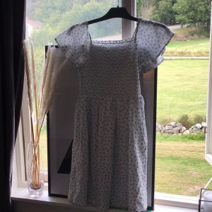  Blå vit blommig klänning från Kappahl storlek 158 -  Helt ny blommig klänning 