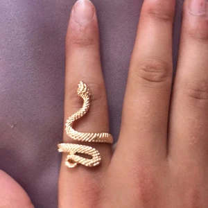 ormring - jätte fin använd få gånger inte äkta guld men ser du som det.