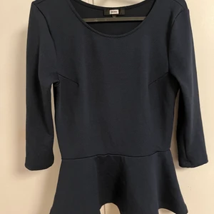 blå långärmad tröja med volang - en blå långärmad tröja med en liten volang, den är lite kortare i armarna och har ett typ rutigt mönster, köparen står för frakten💞