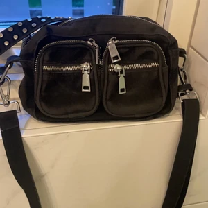 Noella väska  - Säljer min fina noella väska, har använts mycket men sparsamt💞 köptes för 650kr