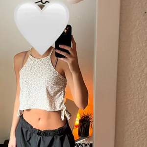 Toppar - 1: shein, går att justera 2: shein en arm Pris går att diskutera och frakt står köparen för!