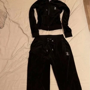 Juicy couture set - Säljer mitt juicy set som är helt nytt det e bara använt 1 gång köpte det för c 2000kr på Nelly säljer det för 1200kr pris kan diskuteras byxorna är i Xs och tröjan i S