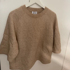 Mysig tröja från & Other stories - Super mysig tröja från & Other stories i storlek S 💛 Använd fåtal gånger. Nypris 590kr. Skriv om ni vill ha fler bilder 🫶🏻