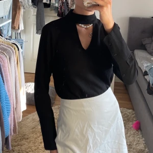 Tröja - Svart tröja som är öppen i ryggen och fram till me💕 Lappen med storlek är avklippta men passar mig som har storlek xs bra men borde passa s bra också Säljer då jag inte tröjan kommer till användning längre