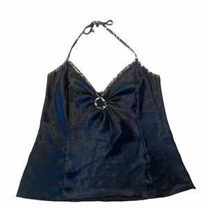 Svart leopard topp - Super snygg svart topp med leopard Detaljer som man knyter runt nacken. Passar både S och M i storleken 💞Frakt tillkommer💞