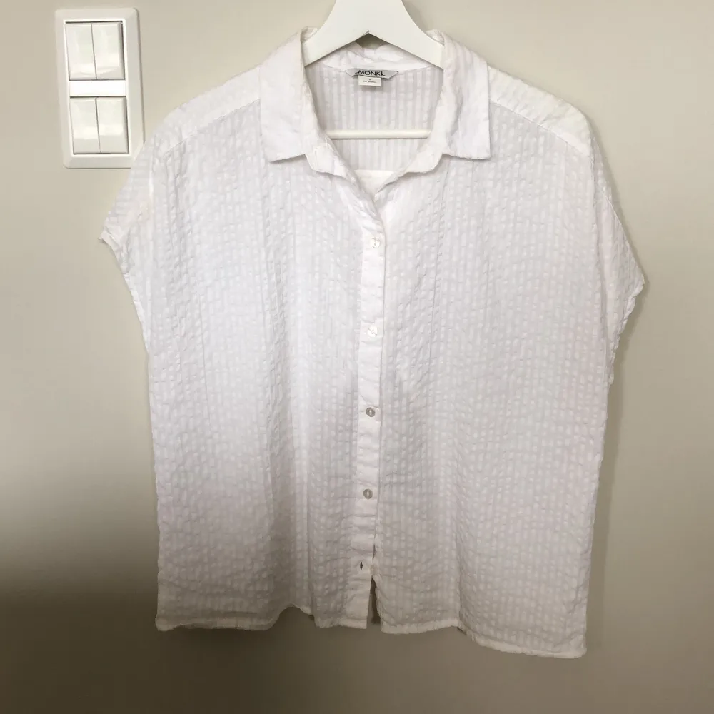 En vit kortärmad skjorta från Monki🤍 Storlek S. Fin öppning i ryggen!. Skjortor.
