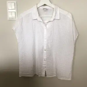 En vit kortärmad skjorta från Monki🤍 Storlek S. Fin öppning i ryggen!