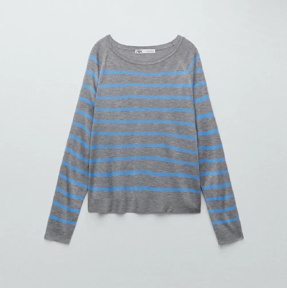 En jätte fin randig tröja ifrån Zara i storlek M. Säljer för 100kr! Bud kan diskuteras. Tröjor & Koftor.