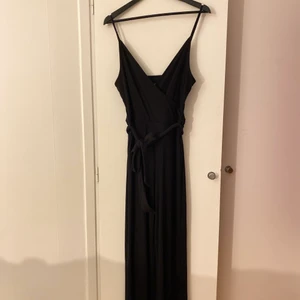 Byxdress  - Svart ribbad byxdress från Bikbok storlek M