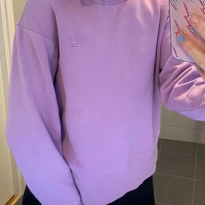 Acne tröja  - (OBS lånad bild) Säljer min acne tröja i storlek small. Tröjan är i ett fint skick utan några tydliga defekter! Skickar egna bilder vid seriösa följare 
