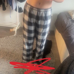 Pylsmasbyxor strl S - Säljer dessa från shein. Använder inte längre använda ca 5 ggr! Har en tusch fläck (man lägger inte märka till den) dom är lika tunna som linnebyxor jätte sköna. Nypris 200!❤️