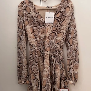 Klänning  - Helt oanvänd! 