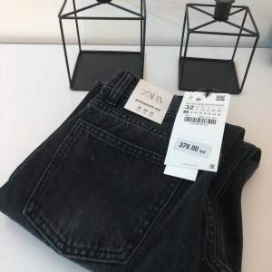 ute igen pga oseriös köpare!!! kan sälja för 200vid smidig affär💘Jättesnygga lågmidjade raka jeans från Zara. Tyvärr för små för mig och derför aldrig andvända då jag missade att returnera dom!! Ska vara samma som på bild 2 fast svarta.
