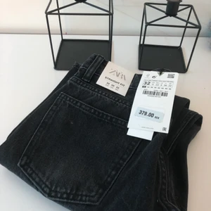 oandvända low-waist straight jeans från zara - ute igen pga oseriös köpare!!! kan sälja för 200vid smidig affär💘Jättesnygga lågmidjade raka jeans från Zara. Tyvärr för små för mig och derför aldrig andvända då jag missade att returnera dom!! Ska vara samma som på bild 2 fast svarta.