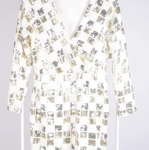 Italiensk paljettklänning strl S - Vacker och smäcker italiensk handsydd v-ringad ljusbeige klänning med paljetter. Lite stretch och sitter fint på kroppen.  Strl S  Oanvänd.   Saknar nån paljett här och var men inget som syns.   Djur- och rökfritt hem. 