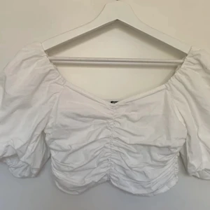 vit topp - det står att frakten kostar 29kr men den betalar jag!!🤍säljer denna söta topp från gina då den är för liten🤍köpt för ungefär ett år sen men är i fint skick🤍den är i stl 34 och kostade 199🤍kom privat för fler bilder eller om du är intresserad🤍