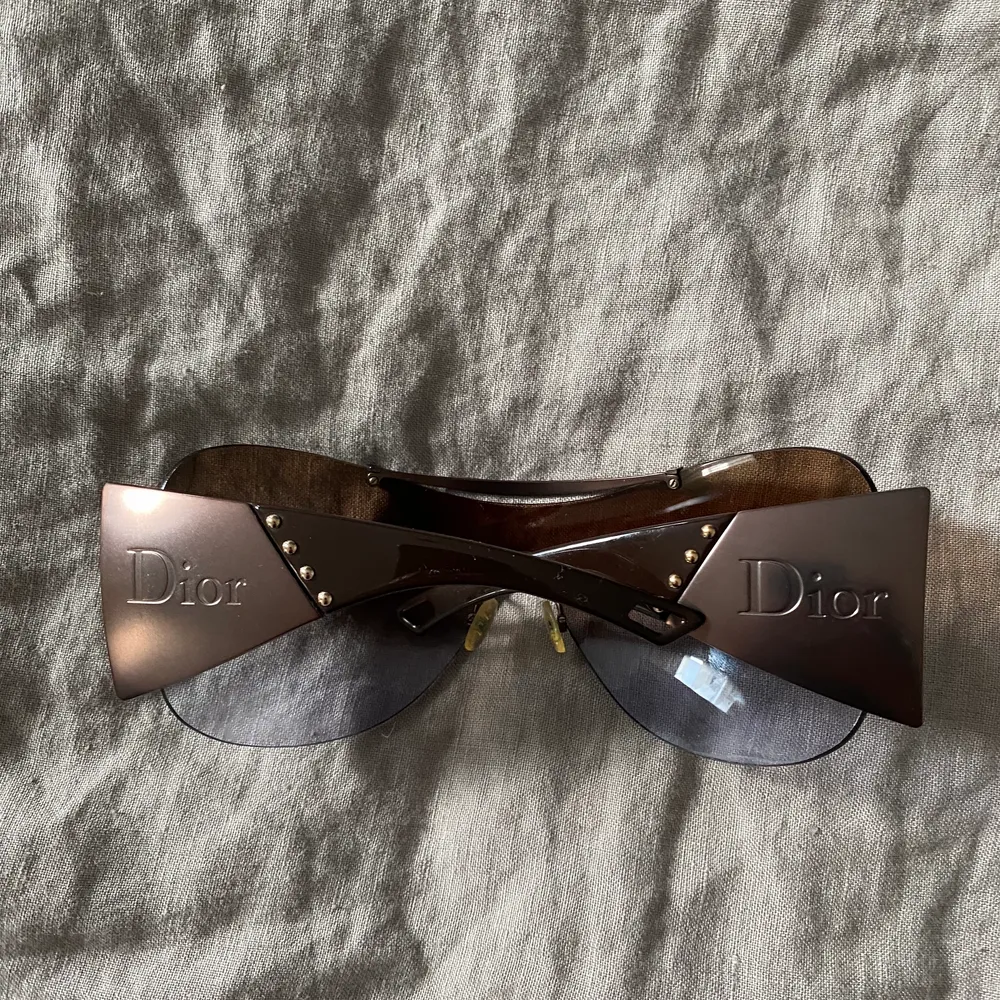 Säljer mina andra år dior solglasögon, vintage. Hittat ett par nya och dessa behöver en ny lycklig Y2K ägare❤️‍🔥. Accessoarer.