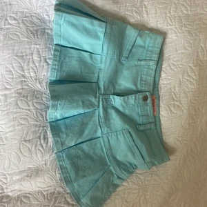 Kort blå kjol - Fin minikjol i blå. Användes några få gånger. I bra skick. ❤️