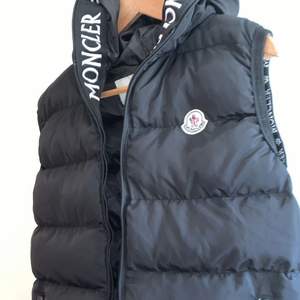 Säljer en ny svart väst i märket Moncler, pris kan diskuteras. Köptes för cirka 7000kr