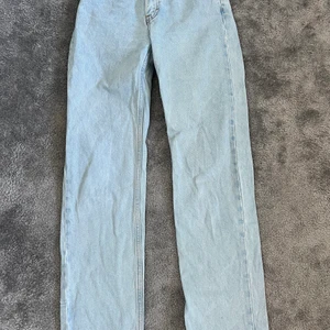 Voyage jeans - Jeans från weekday modell Voyage⚡️  I bra skick. Högmidjade jeans med straight leg. Säljer då jag inte använder dom. Okej längd, går inte över skorna på mig som är 170 men är heller inte för korta. Storlek 26/32. 150kr+frakt