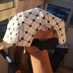 Vintage keps - Svart vit keps med spänne som går att ändra passform på. Säljer för att jag själv inte gillade den. Köpt från HM för 25 kr. 🤍