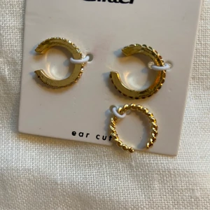 Ear cufs (Helt Nya!!) - Jag säljer dessa fina ear cufs från glitter. Dom är aldrig använda och är därför i ett bra skick :)