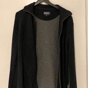 jacka / kofta - är storlek XL men sitter som en S 