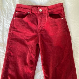 Röda manchesterbyxor  - Säljer mina röda manchesterbyxor då de blivit för små för mig, passade mig som vanligtvis har storlek 34. Små tecken på användning finns då även jag köpte de second hand. Skriv privat för fler bilder eller frågor om frakt osv❤️