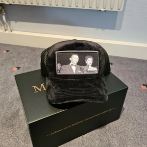 MAGGIORE S2 C10 Keps - MAGGIORE S2 C10 keps, helt oanvänd och kommer med original box och dustbag. Kepsen kostar 799.99kr vid launch men sålde slut på några minuter. Fraktas till hela Sverige