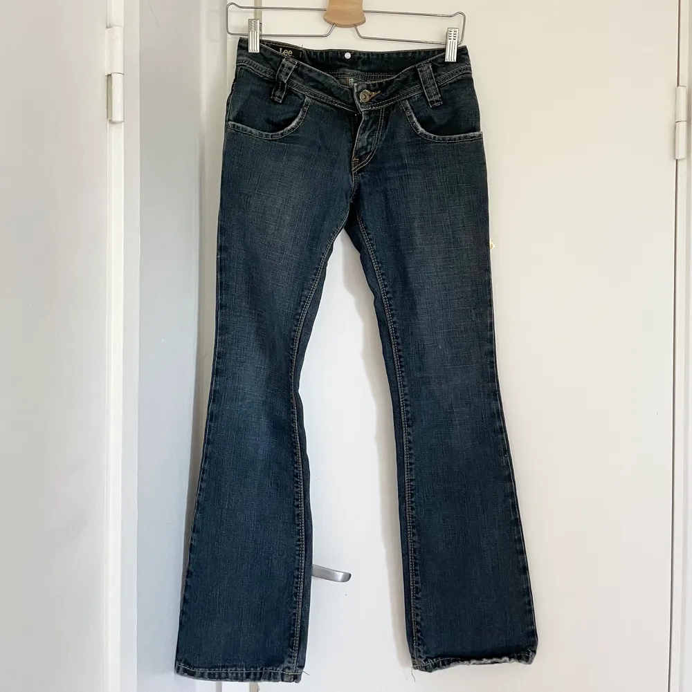 Supercoola mörkblå lågmidjade jeans från Lee. Skriv om du har frågor eller vill ha fler bilder!😊💕. Jeans & Byxor.