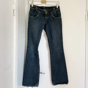 Supercoola mörkblå lågmidjade jeans från Lee. Skriv om du har frågor eller vill ha fler bilder!😊💕