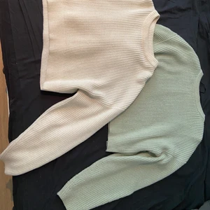 Stickade tröjor  - Säljer två stickade cropped tröjor, en i vit och en i ljus grön. Använda en del och det ser man lite om man kollar nära(kolla bild 2,3). Men inget man tänker på så mycket. Säljer båda för 100 men om du vill köpa var för sig så är det 50 kr/st.