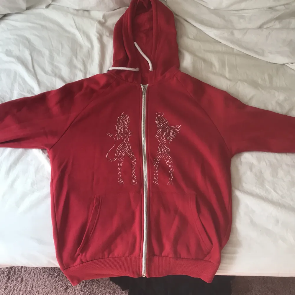 Röd rhinestone hoodie med en ängel och djävul som motiv. Väldigt cool och unik hoodie 😇 BUD : 380kr. Tröjor & Koftor.