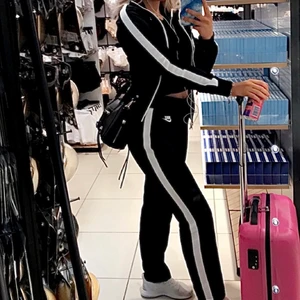 Nike tracksuit - Säljer denna nike tracksuit, tröja och byxor!!! Använd varsamt så i gott skick!! Beroende på hur man vill att den ska sitta skulle jag säga satt den passar bäst på oss som är under 165 cm🥰 passform är raka i benen och mid/low waist. Frakt tillkommer 66kr