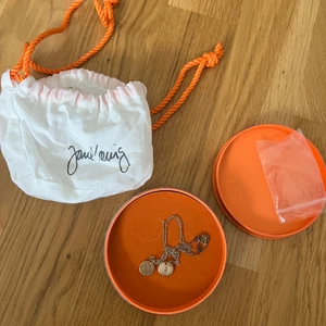 Jane kønig lovetag halsband  - Endast legat i box, något oxiderat på spännet men inget som märks. Två berlocker ”J” och ”❤️” ingår. Ordinarie pris 1775 kr.   Kan säljas för billigare vid snabb affär! 