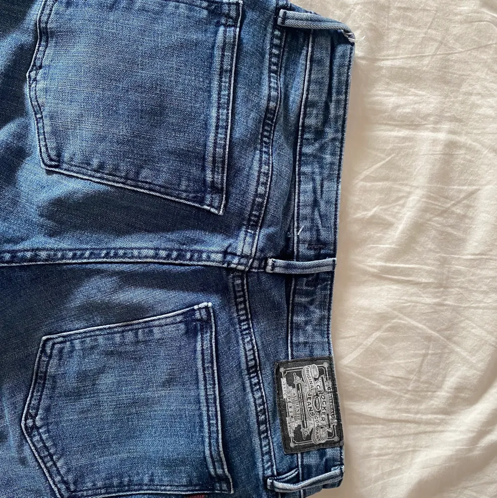 Lågmidjade jeans som sitter ganska rakt. Storleken står i sista bilden men sitter som ungefär Xs. Säljer pågrund av att de inte kommer till användning och att jag önskade att de va lite längre.. Jeans & Byxor.
