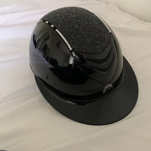 One k hjälm  - Säljer min fina One k hjälm. endast använd på tävling. Inga synliga repor i lacken. Stl 52 men jag har vanligtvis 55 i samshield. nypris 4000, mitt pris 2500kr