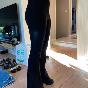 Black flared pants - Elastic Bikbok black flared pants. Very comfortable and flattering. Good condition. I sell it because I already have a similar pair of pants. 