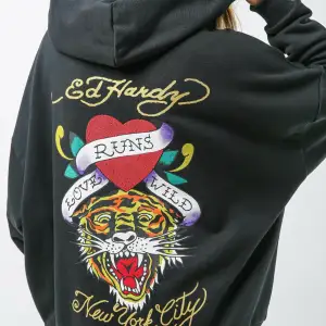 Intressekoll på min ed hardy hoodie, säljer endast vid bra bud. Knappt använd så i bra skick