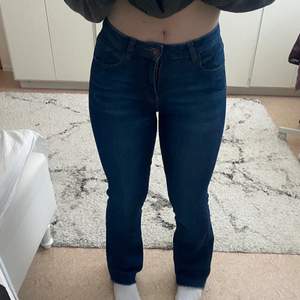 säljer dessa fina utsvängda jeansen. de är bootcut jeans från zara som ej används längre! jag är ca 160 o de passar bra i längden.