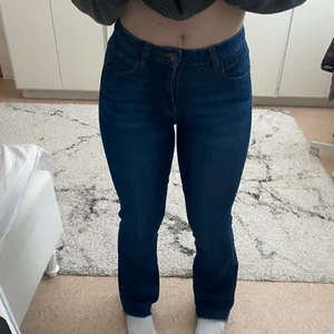 bootcut jeans - säljer dessa fina utsvängda jeansen. de är bootcut jeans från zara som ej används längre! jag är ca 160 o de passar bra i längden.