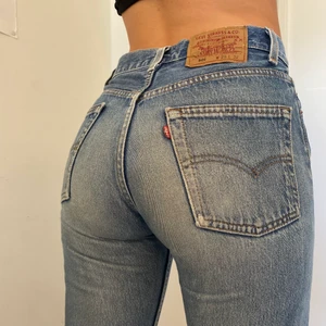 Levis 501  - Tryck inte på köp nu‼️Superfina Levis 501! Jag är 160 lång och de är även uppsydda! Midjemått 81 och innerbenslängd 72💓