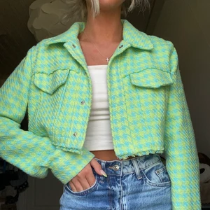 Jacka från Zara!!💚 - Säljer min korta jacka ifrån Zara! Använd endast en gång vilket var när jag köpte den. Superfin färg och ÄLSKAR modellen!!💚 Kommer tyvärr bara inte till användning hos mig:( köpt för 499. Säljes för 300kr + frakt. Vid fler intresserade=budgivning💚