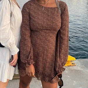 söt klänning - Fin koch as skön klänning! endast använd 2 gånger! perfekt nu till hösten och sensommar! 