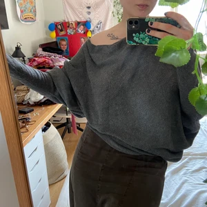 Tröja - Najs och mysig tröja från Zara! Sitter tightare vid midjan/höfterna och vid armsluten. Möts i Stockholm eller skickar mot fraktkostnad 🥰