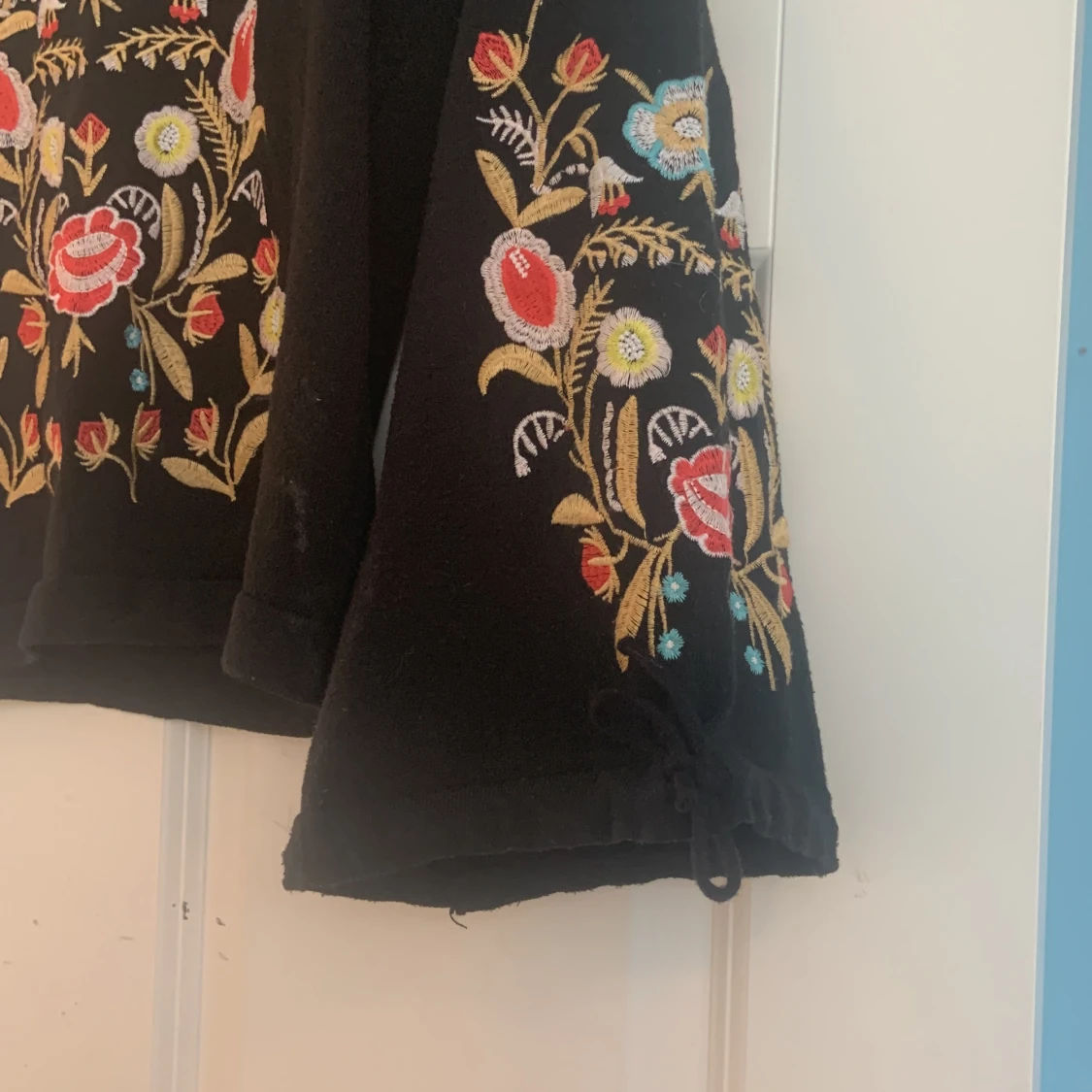 Broderad tröja i mycket bra skick - 91